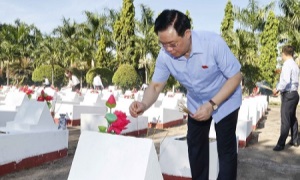 Chủ tịch Quốc hội Vương Đình Huệ dâng hương tưởng niệm anh hùng liệt sĩ tại Quảng Ngãi